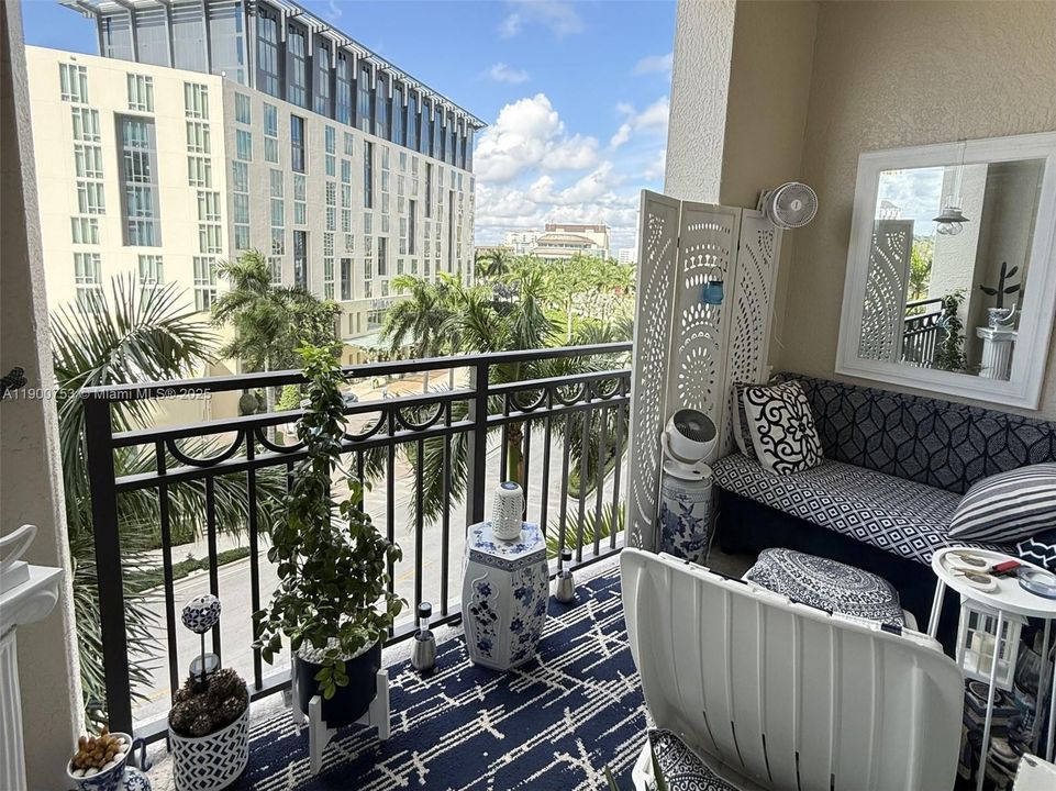 For Sale: $440,000 (1 beds, 1 baths, 755 Square Feet)