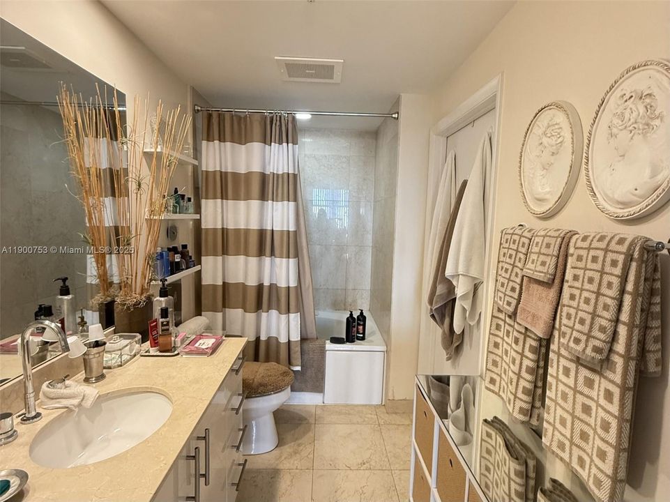 For Sale: $440,000 (1 beds, 1 baths, 755 Square Feet)