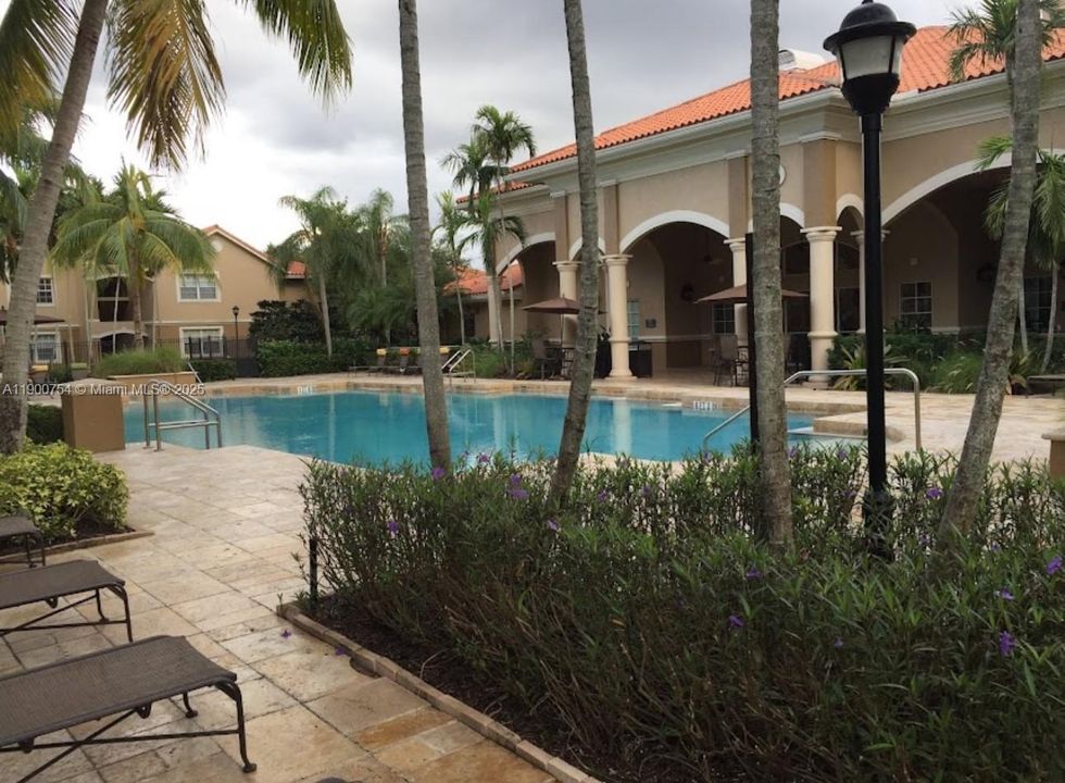 На продажу: $370,000 (2 спален, 2 ванн, 1130 Квадратных фут)