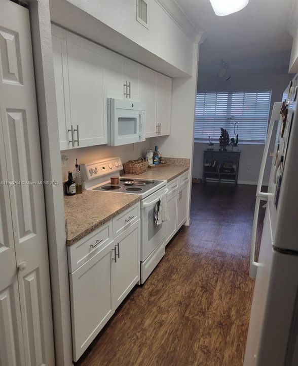 На продажу: $370,000 (2 спален, 2 ванн, 1130 Квадратных фут)