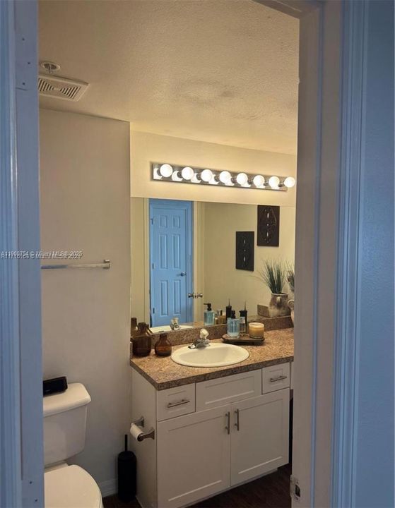 На продажу: $370,000 (2 спален, 2 ванн, 1130 Квадратных фут)