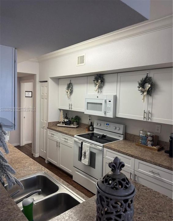 На продажу: $370,000 (2 спален, 2 ванн, 1130 Квадратных фут)