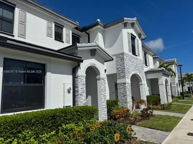 For Rent: $2,490 (3 beds, 3 baths, 1328 Square Feet)