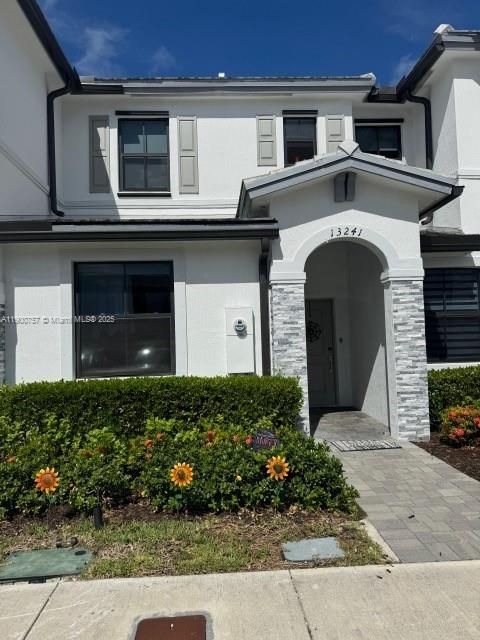 For Rent: $2,490 (3 beds, 3 baths, 1328 Square Feet)