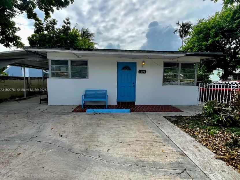 Recently Rented: $2,100 (2 beds, 1 baths, 900 Square Feet)