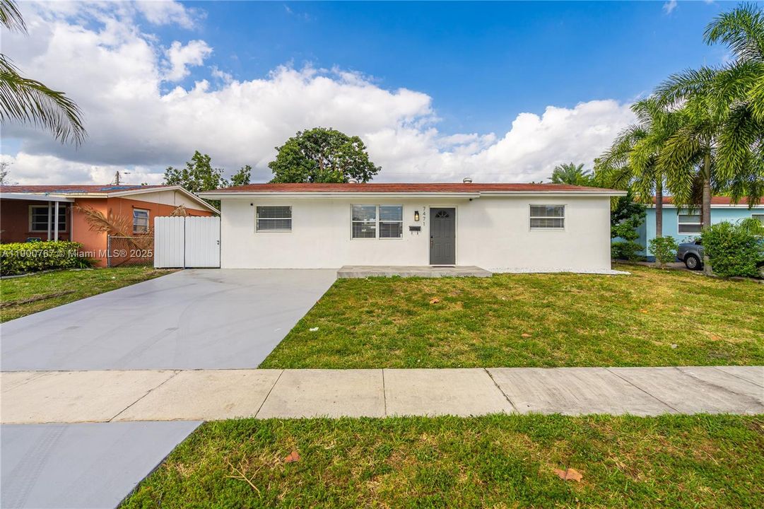 For Sale: $630,000 (3 beds, 2 baths, 1215 Square Feet)