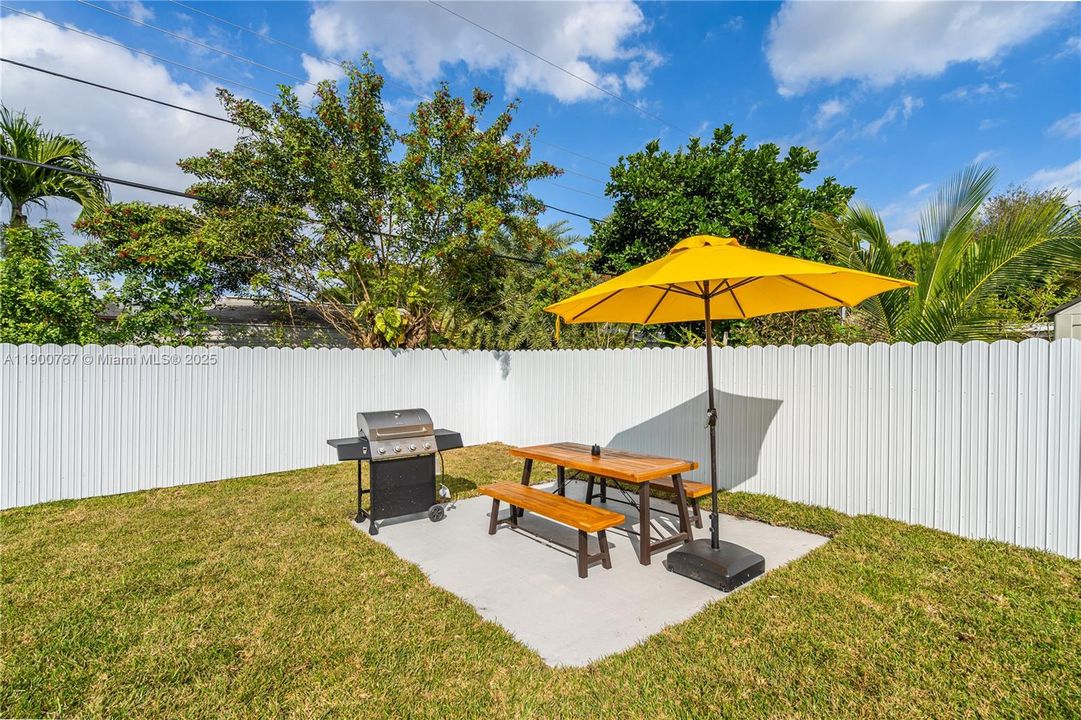 For Sale: $630,000 (3 beds, 2 baths, 1215 Square Feet)