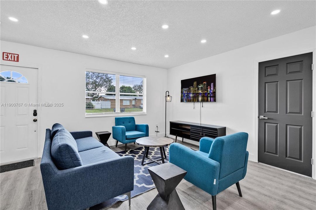 For Sale: $630,000 (3 beds, 2 baths, 1215 Square Feet)