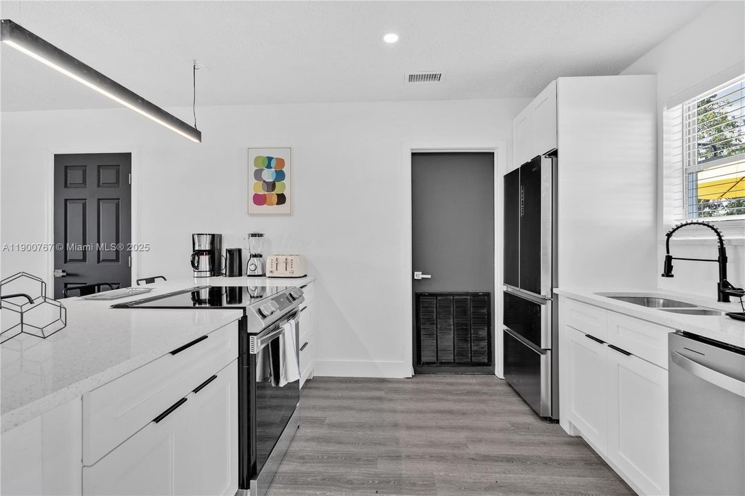 For Sale: $630,000 (3 beds, 2 baths, 1215 Square Feet)