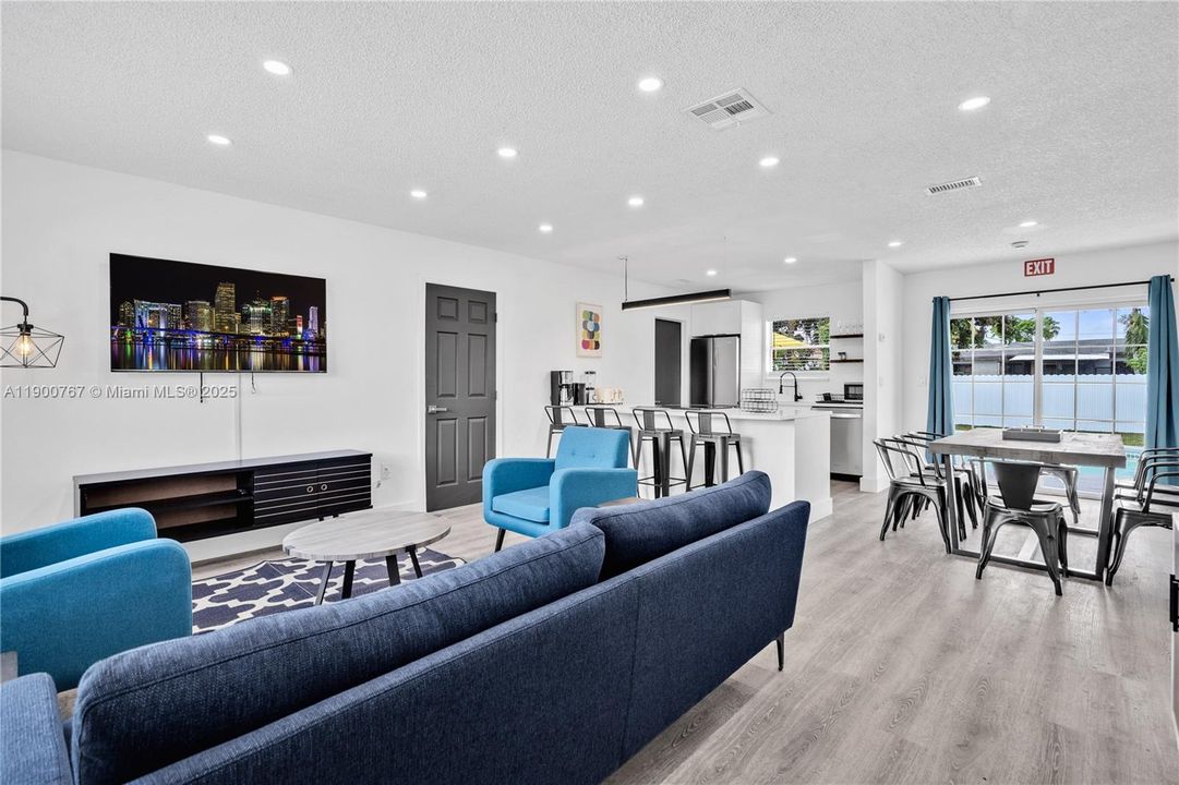 For Sale: $630,000 (3 beds, 2 baths, 1215 Square Feet)