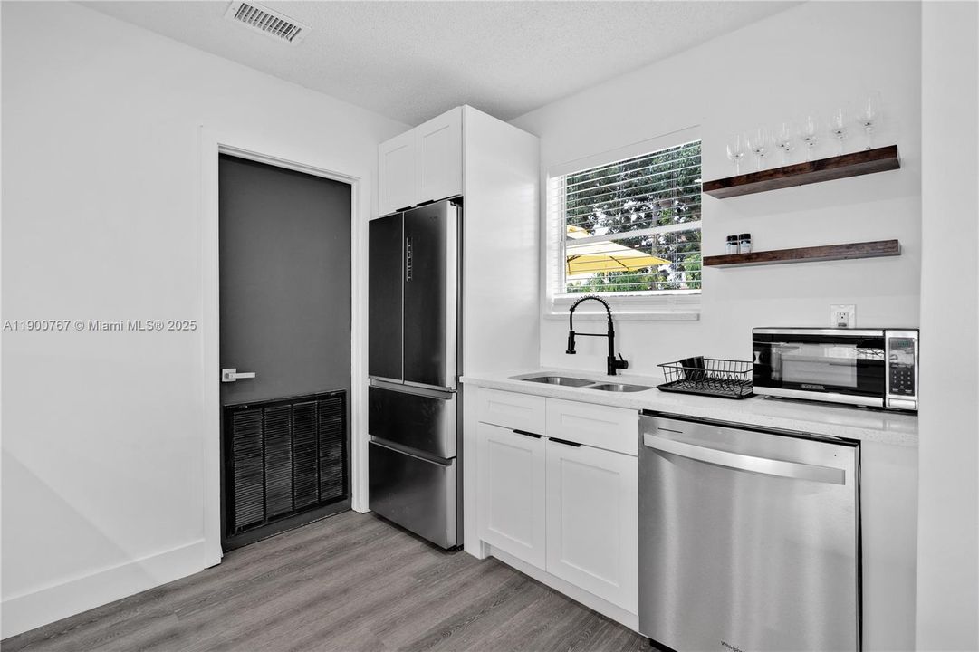 For Sale: $630,000 (3 beds, 2 baths, 1215 Square Feet)