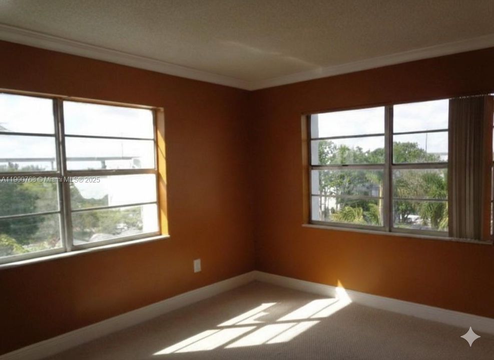 For Sale: $160,000 (2 beds, 2 baths, 1036 Square Feet)