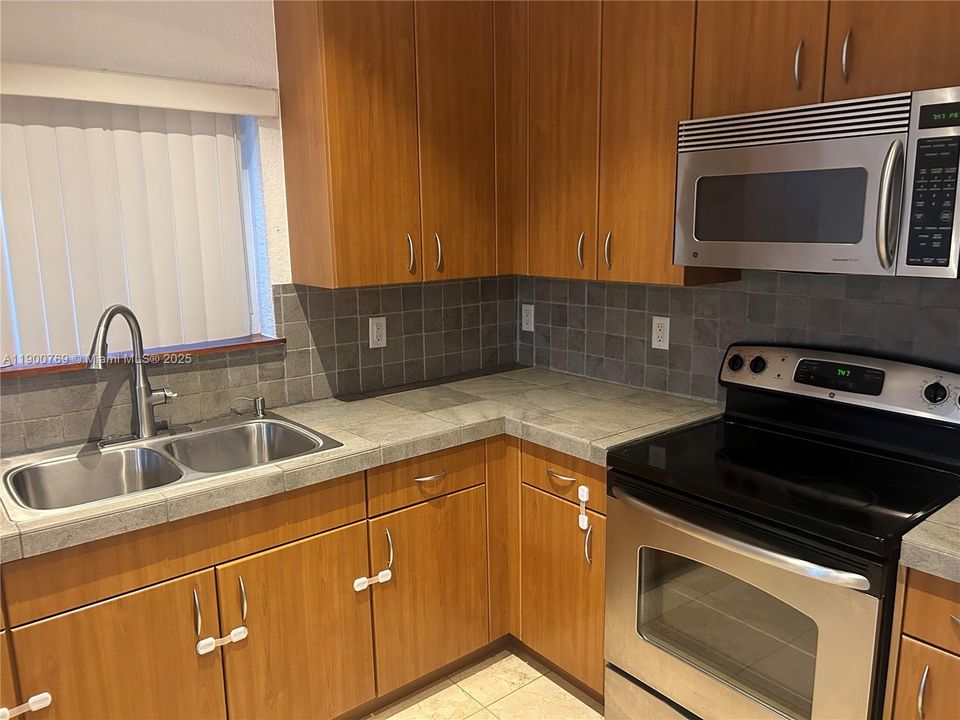 出租: $5,500 (3 贝兹, 2 浴室, 2023 平方英尺)