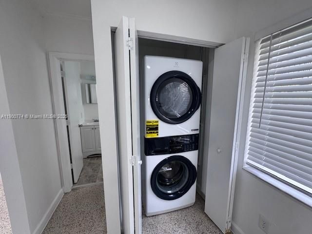 Active With Contract: $2,100 (1 beds, 1 baths, 575 Square Feet)