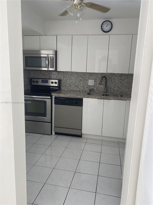 For Sale: $290,000 (2 beds, 2 baths, 1132 Square Feet)