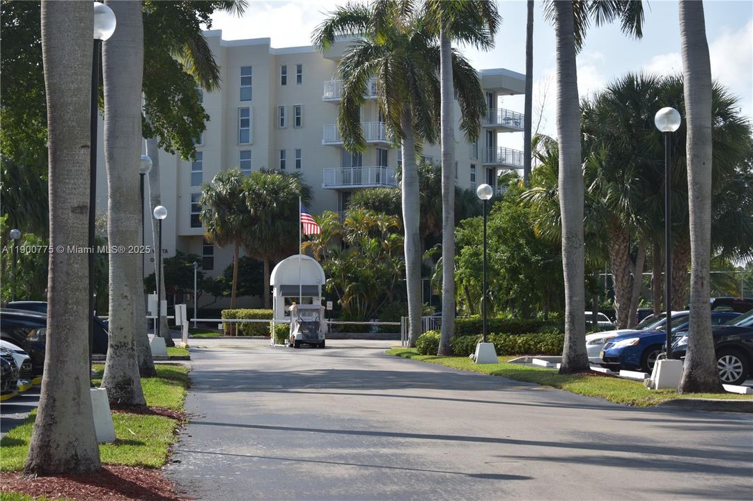 For Sale: $290,000 (2 beds, 2 baths, 1132 Square Feet)