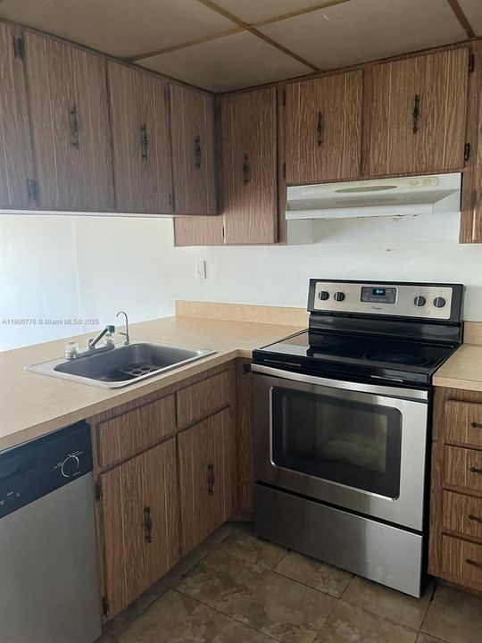 For Sale: $168,500 (1 beds, 1 baths, 658 Square Feet)
