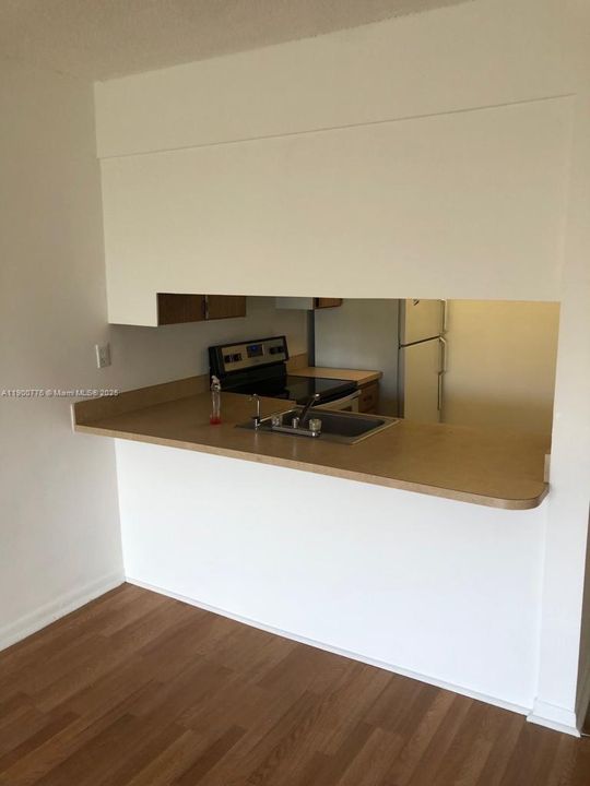 For Sale: $168,500 (1 beds, 1 baths, 658 Square Feet)