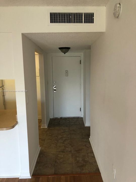 For Sale: $168,500 (1 beds, 1 baths, 658 Square Feet)