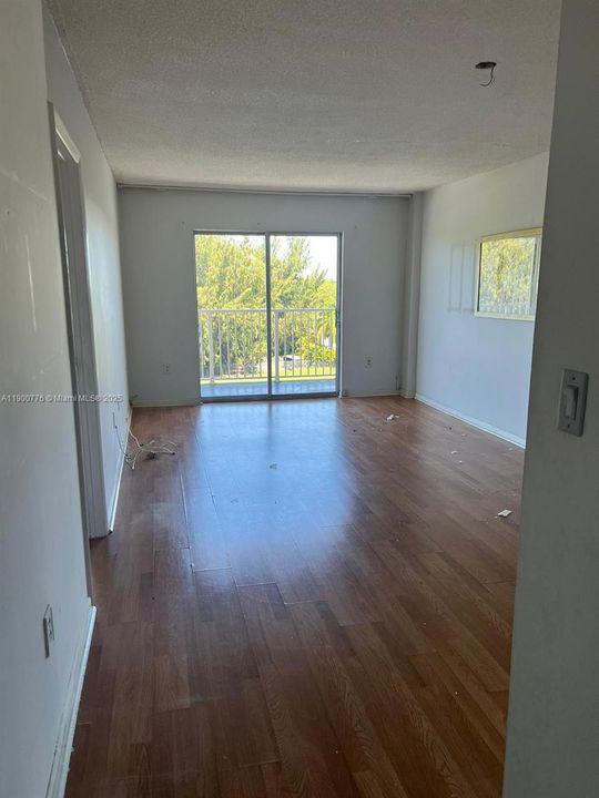 For Sale: $168,500 (1 beds, 1 baths, 658 Square Feet)