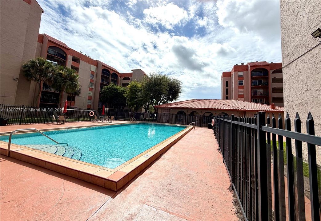 For Sale: $200,000 (0 beds, 1 baths, 504 Square Feet)