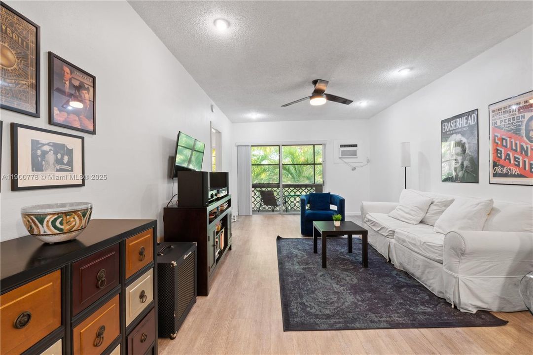 For Sale: $298,000 (2 beds, 2 baths, 748 Square Feet)