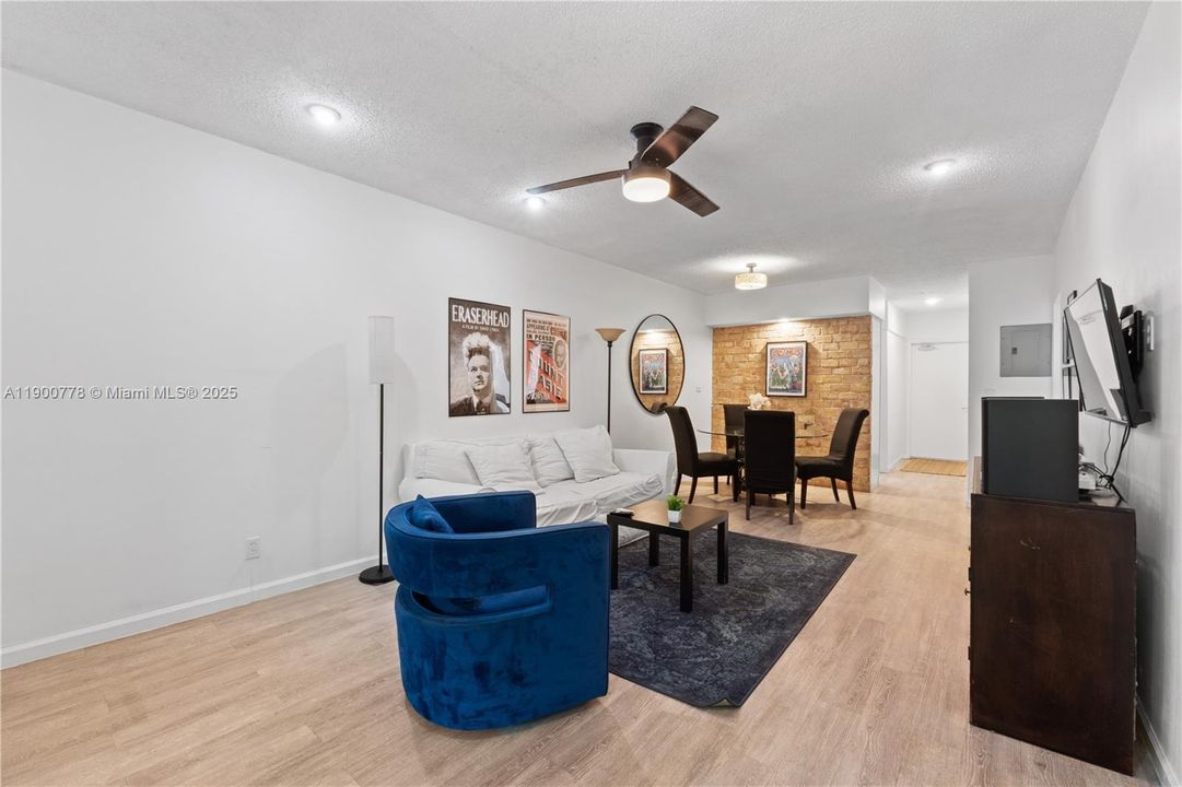 For Sale: $298,000 (2 beds, 2 baths, 748 Square Feet)