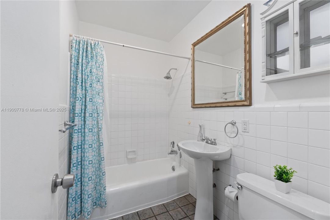 For Sale: $298,000 (2 beds, 2 baths, 748 Square Feet)