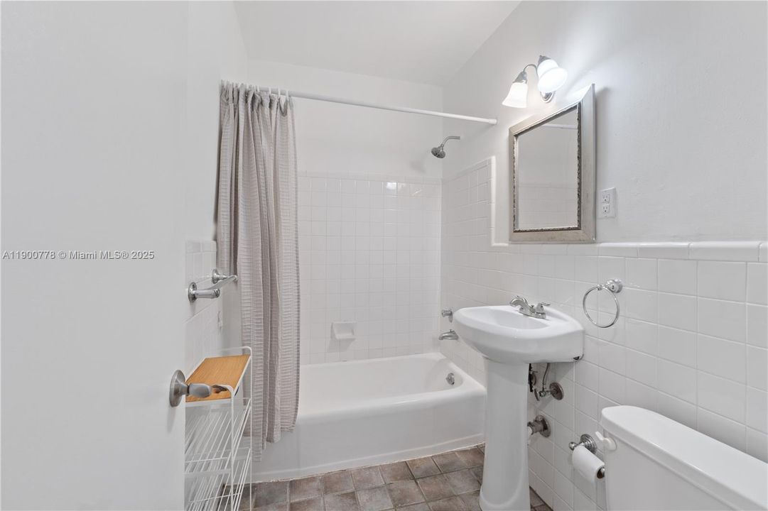 For Sale: $298,000 (2 beds, 2 baths, 748 Square Feet)