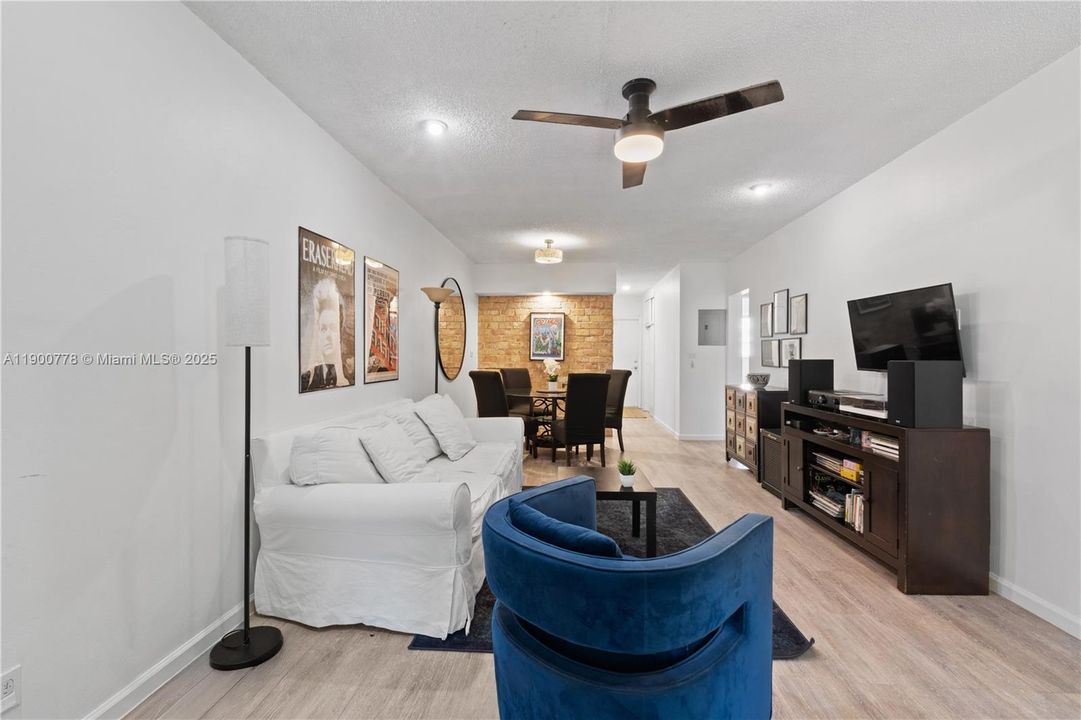 For Sale: $298,000 (2 beds, 2 baths, 748 Square Feet)