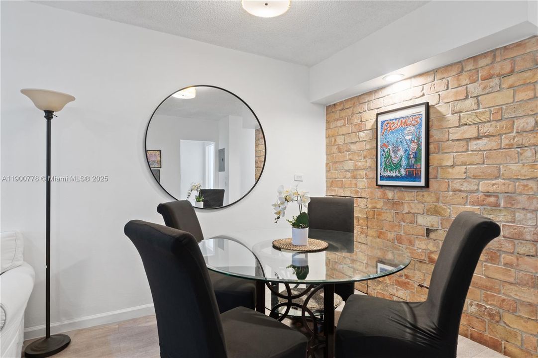 For Sale: $298,000 (2 beds, 2 baths, 748 Square Feet)