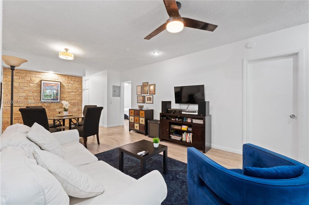 For Sale: $298,000 (2 beds, 2 baths, 748 Square Feet)