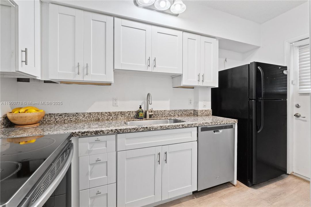 For Sale: $298,000 (2 beds, 2 baths, 748 Square Feet)