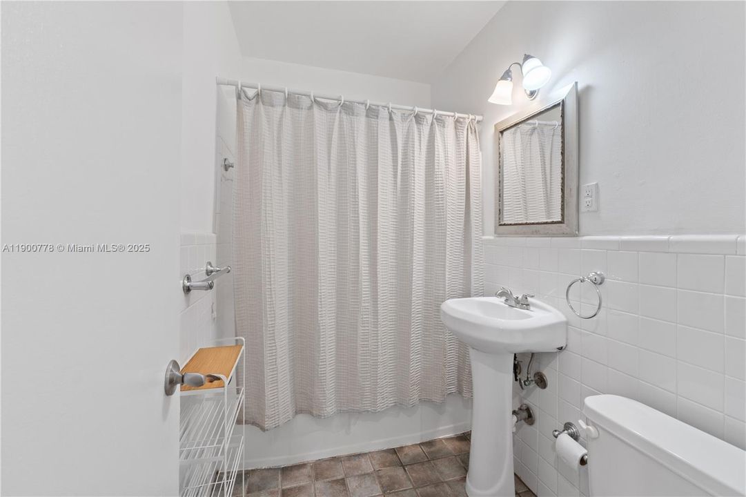 For Sale: $298,000 (2 beds, 2 baths, 748 Square Feet)