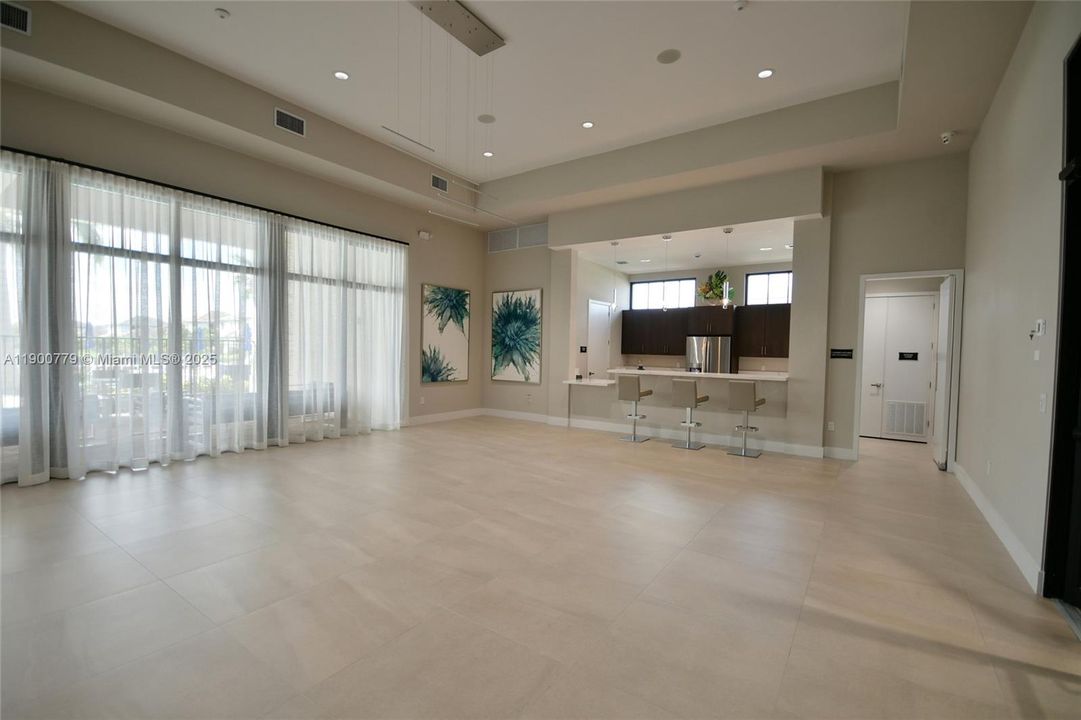 合同活跃: $5,300 (3 贝兹, 2 浴室, 2545 平方英尺)