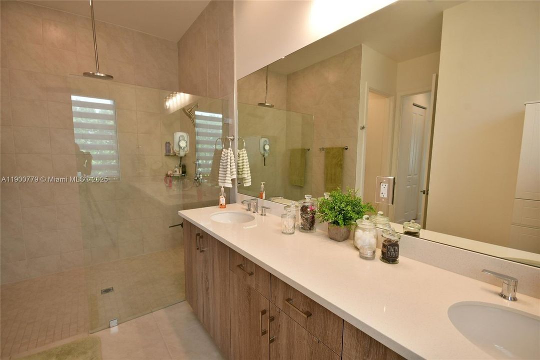 合同活跃: $5,300 (3 贝兹, 2 浴室, 2545 平方英尺)