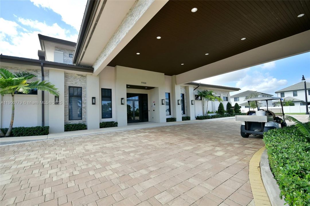 合同活跃: $5,300 (3 贝兹, 2 浴室, 2545 平方英尺)