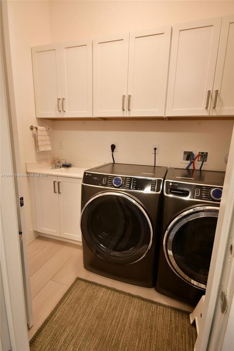 合同活跃: $5,300 (3 贝兹, 2 浴室, 2545 平方英尺)