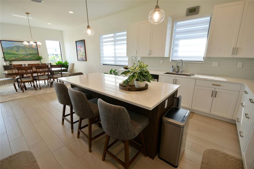 合同活跃: $5,300 (3 贝兹, 2 浴室, 2545 平方英尺)