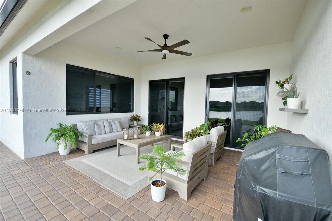 合同活跃: $5,300 (3 贝兹, 2 浴室, 2545 平方英尺)