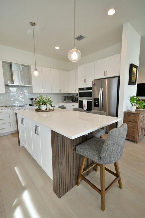 合同活跃: $5,300 (3 贝兹, 2 浴室, 2545 平方英尺)