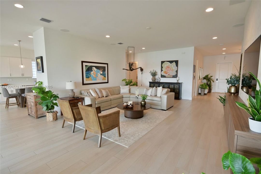 合同活跃: $5,300 (3 贝兹, 2 浴室, 2545 平方英尺)