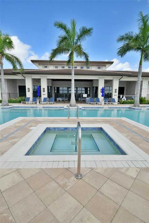 合同活跃: $5,300 (3 贝兹, 2 浴室, 2545 平方英尺)