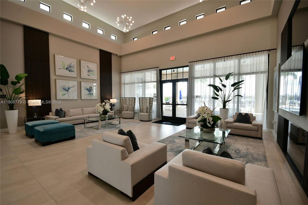 合同活跃: $5,300 (3 贝兹, 2 浴室, 2545 平方英尺)