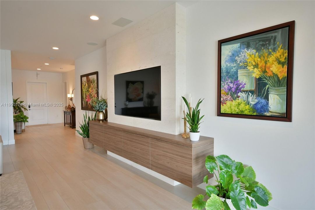 合同活跃: $5,300 (3 贝兹, 2 浴室, 2545 平方英尺)