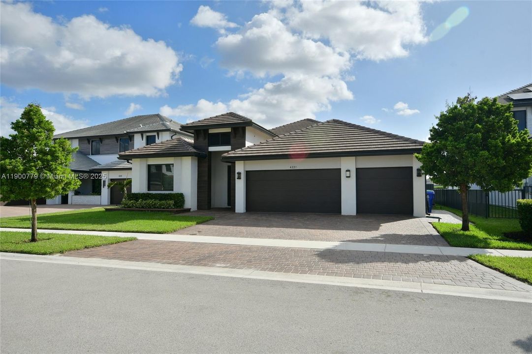 合同活跃: $5,300 (3 贝兹, 2 浴室, 2545 平方英尺)