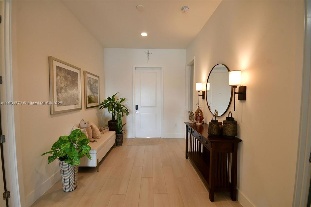 合同活跃: $5,300 (3 贝兹, 2 浴室, 2545 平方英尺)