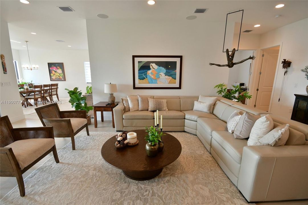 合同活跃: $5,300 (3 贝兹, 2 浴室, 2545 平方英尺)