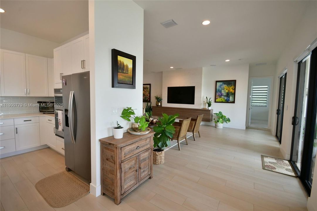 合同活跃: $5,300 (3 贝兹, 2 浴室, 2545 平方英尺)