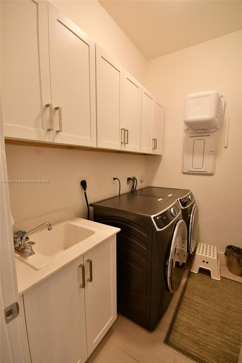 合同活跃: $5,300 (3 贝兹, 2 浴室, 2545 平方英尺)